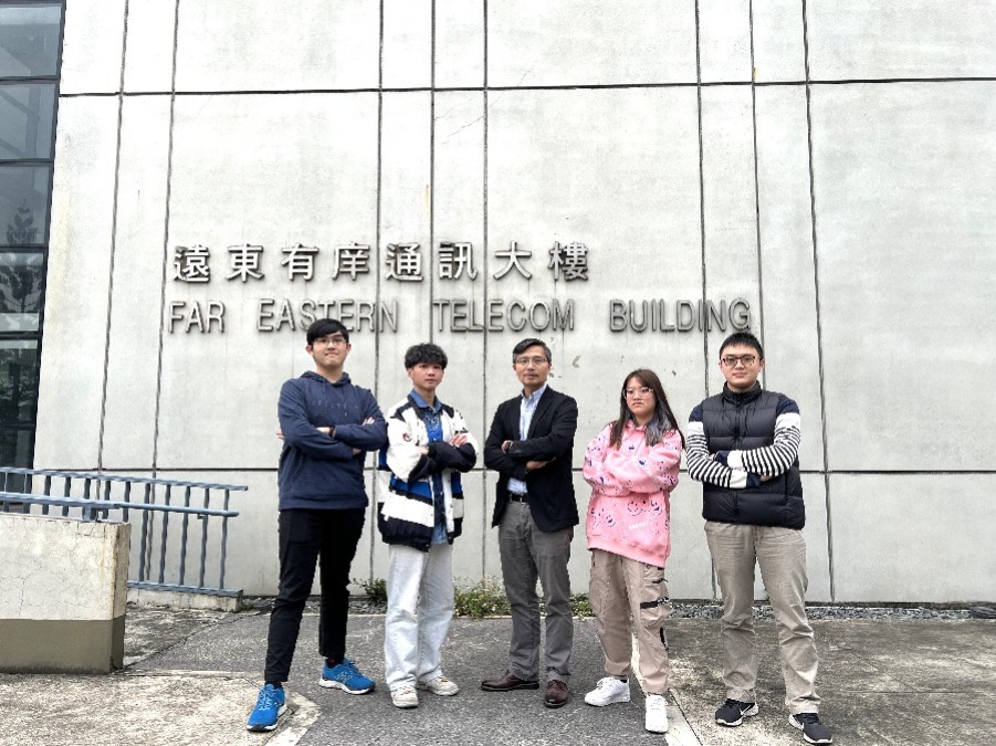 元智大學電機通訊學院院長陳敦裕教授(中）與實驗室團隊成員孫宜辰、戴佑哲、賴俊丞和許育禎於元智大學遠東有庠通訊大樓前合影